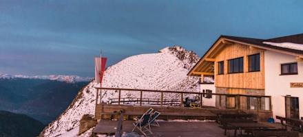 Kuhleitenhütte im Winter, im Hintergrund der Kleine Ifinger