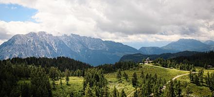 Blick über die Taublitzalm mit dem Linzer Taublitzhaus