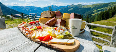 Die Brettl-Jause auf der Loosbühelalm.