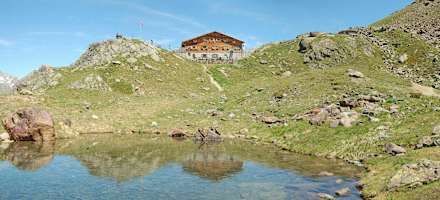 Die Marteller Hütte oberhalb des kleinen Sees