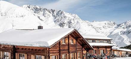 Die schneebedeckte Hütte Maseben