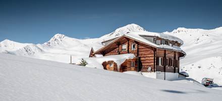 Die schneebedeckte Hütte Maseben