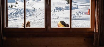Ausblick durch ein Fenster der Hütte Maseben