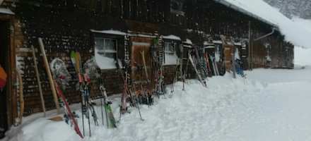 Viele Skitourengeher kehren in der Mittelalpe ein