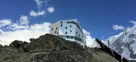 Blick von unten auf die Monte Rosa Hütte