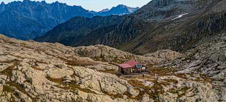 Die nicht bewirtschaftete Neue Reutlinger Hütte (2.395 m) liegt in der Vorarlberger Verwallgruppe auf der Wildebene unterhalb des Kaltenbergs.