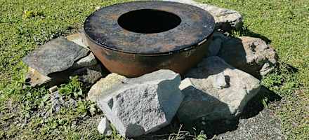 Vor dem Naturfreundehaus Medergerfluh befindet sich eine Grillstelle.