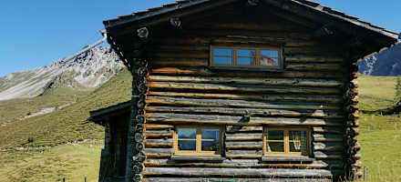 Das Naturfreundehaus Medergerfluh ist eine Blockholzhütte.