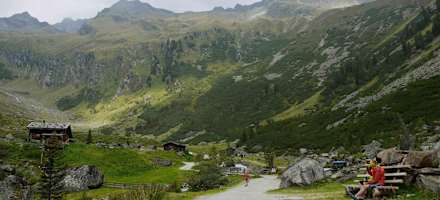 Die Falbesoner Ochsenalm liegt auf halbem Wege zur Neuen Regensburger Hütte.
