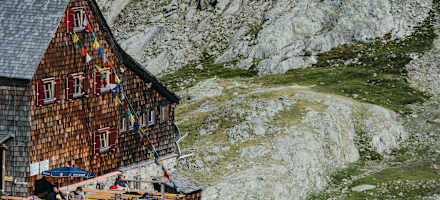 Die Sonnenterrasse der Adolf-Noßberger-Hütte