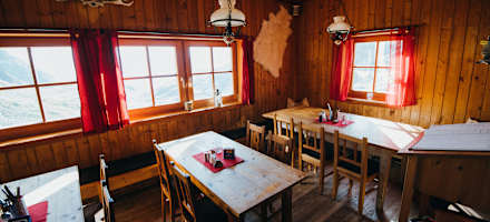 Gastraum in der Adolf-Noßberger-Hütte