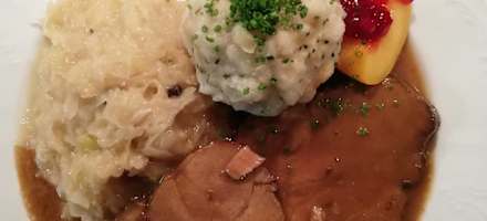 Schweinebraten genießen auf der Jausenstation Oberkartnall