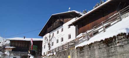 Die Jausenstation Oberkartnall befindet sich auf 1.285 m Seehöhe inmitten schönster Bergwiesen oberhalb der Gemeinde Neustift im Stubaital.