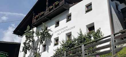 Die Jausenstation Oberkartnall befindet sich auf 1.285 m Seehöhe inmitten schönster Bergwiesen oberhalb der Gemeinde Neustift im Stubaital.