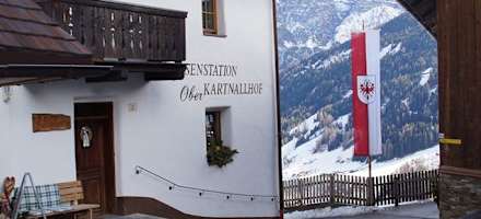 Die Jausenstation Oberkartnall oberhalb von Neustift im Winter