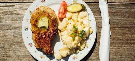 Kotelett mit Kartoffelsalat auf der Ochsenhütte