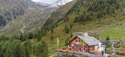 Die Hütte liegt oberhalb des Oberinntals.