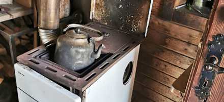 Das Innenleben der Hütte ist recht sporadisch.