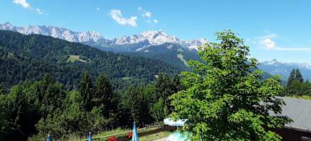 Die große Sonnenterrasse der Pfeiffer Alm