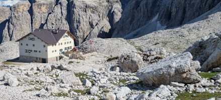 Die Pisciadù-Hütte (2.585 m) steht in der nördlichen Sellagruppe und südlich des Grödner Jochs
