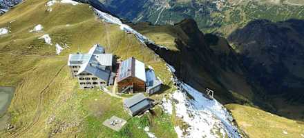 Der Blick auf die Rappenseehütte in den Allgäuer Alpen