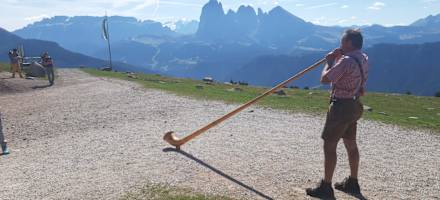 Alphornbläser auf der Terrasse der Raschötzhütte