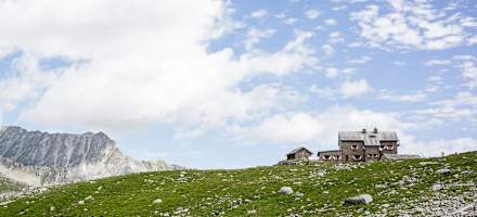 Die Richterhütte zwischen Bergen und Himmel