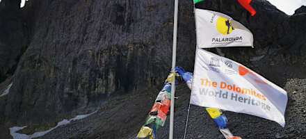 Gebetsfahnen bei der Mulazhütte in der Palagruppe