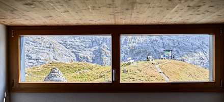 Bliick aus einem Fenster der Rugghubelhütte