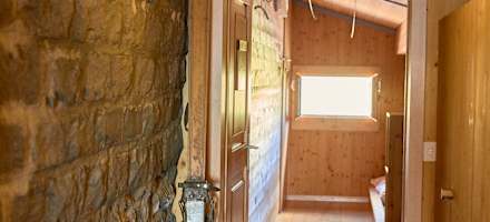 Eingang zu einem Zimmer auf der Rugghubelhütte