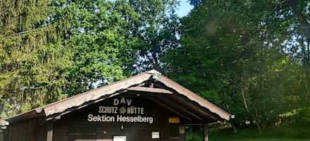 Die Hesselberg Hütte ist eine urige Schutzhütte und bewirtschaftete Einkehr am Nordhang des Hesselbergs in Bayern.