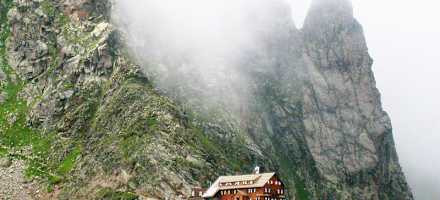 Die Saarbrücker Hütte schmiegt sich an die steilen Felswände.