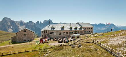 Das Schlernhaus mit der Rosengartengruppe im Hintergrund