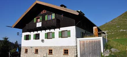 Die Schönfeldhütte liegt zwischen dem Spitzingsee, von welchem auch der Aufstieg zur Hütte beginnt, und der Aiplspitze.