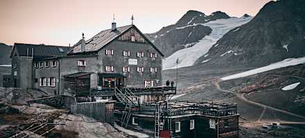 Schutzhaus Schöne Aussicht mit Blick auf die Fineilspitze