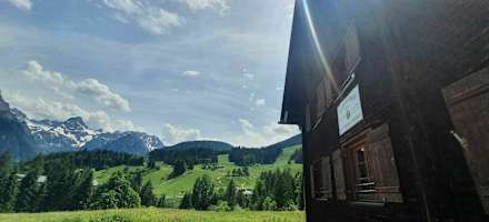 Das Haus liegt uf dem sonnigen Plateau Tschangla oberhalb von Bürserberg bei Bludenz in Vorarlberg.