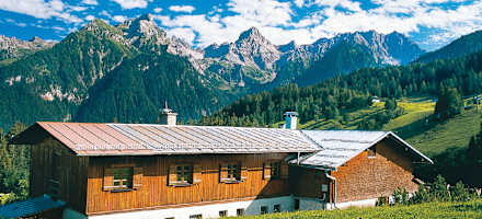 Das flache Gelände ringsum eignet sich sehr gut für Gruppen, die mit Kindern unterwegs sind.