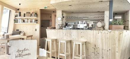 Die sonnige Gaststube der Schwarzensteinhütte