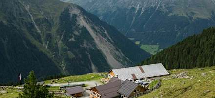 Blick über die Juifenalm ins Sellraintal.