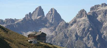 Die Sillianer Hütte vor den Sextener Dolomiten.