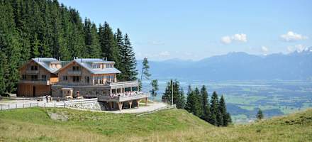 Die Berglodge liegt nahe der Bergstation der Alpspitzbahn mit Panoramaaussicht auf die Allgäuer Alpen und ins Voralpenland.