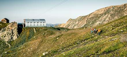 Die moderne Hütte fügt sich perfekt in die Umgebung ein