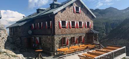 Die St. Pöltner Hütte mit ihrer großzügigen Terrasse.