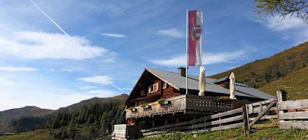 Die schöne Draugstein-Steinmannhütte bietet auch Übernachtungsmöglichkeiten.