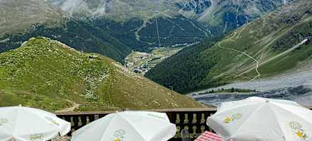 Sonnenterrasse auf der Tabarettahütte