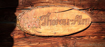 Auch das Schild auf der Thorau Alm ist handgemacht.