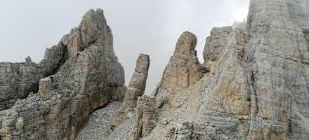Die Felsnadel, die der "Torre-di-Pisa-Hütte" ihren Namen verleiht