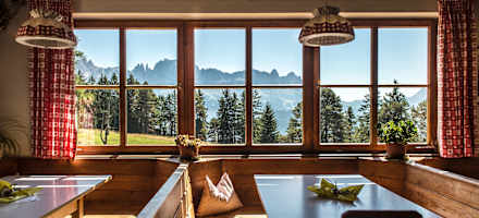 Die Gaststube mit Rosengartenblick