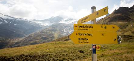 Wegweiser auf dem Weg zum Tuxerjochhaus