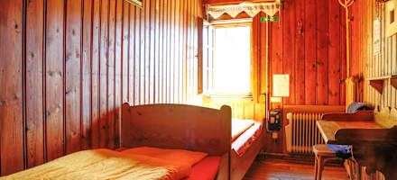 Auch die Standardzimmer sind auf der Vorderkaiserfeldenhütte liebevoll hergerichtet